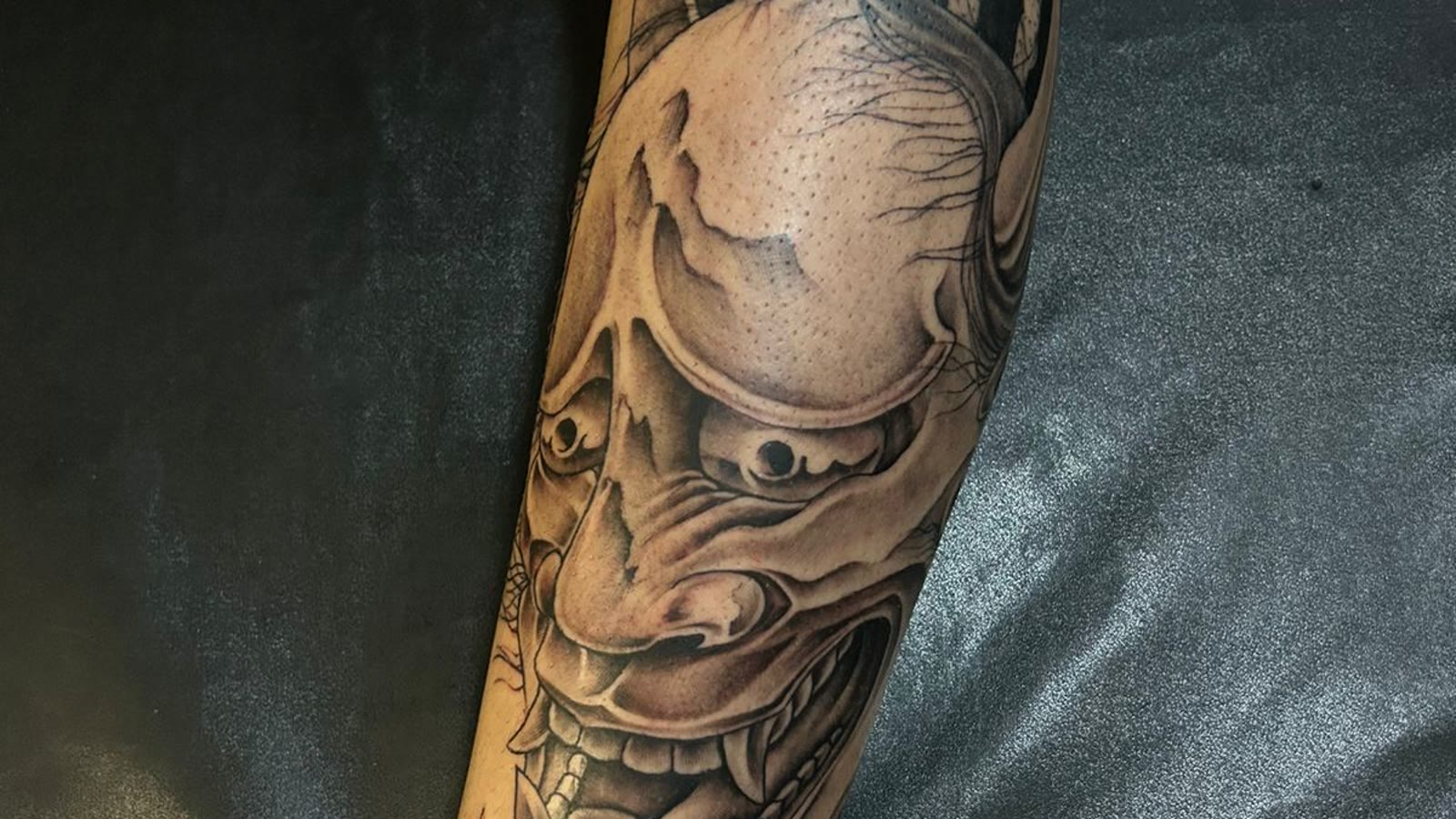 Hannya em black and grey tatuado na perna